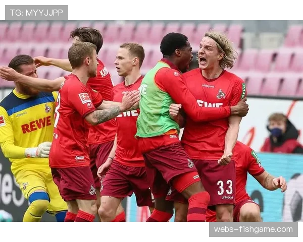 特写:终场哨响,提前降级的达姆施塔特球员泪洒主场 特写:终场哨响,提前降级的达姆施塔特球员泪洒主场