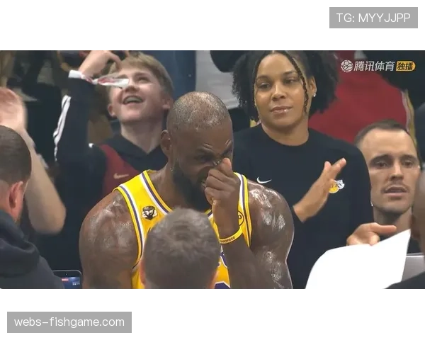 特写:詹姆斯突破40000分大关瞬间,主场观众起立致敬,对手主动上前拥抱 特写:詹姆斯突破40000分大关瞬间,主场观众起立致敬,对手主动上前拥抱